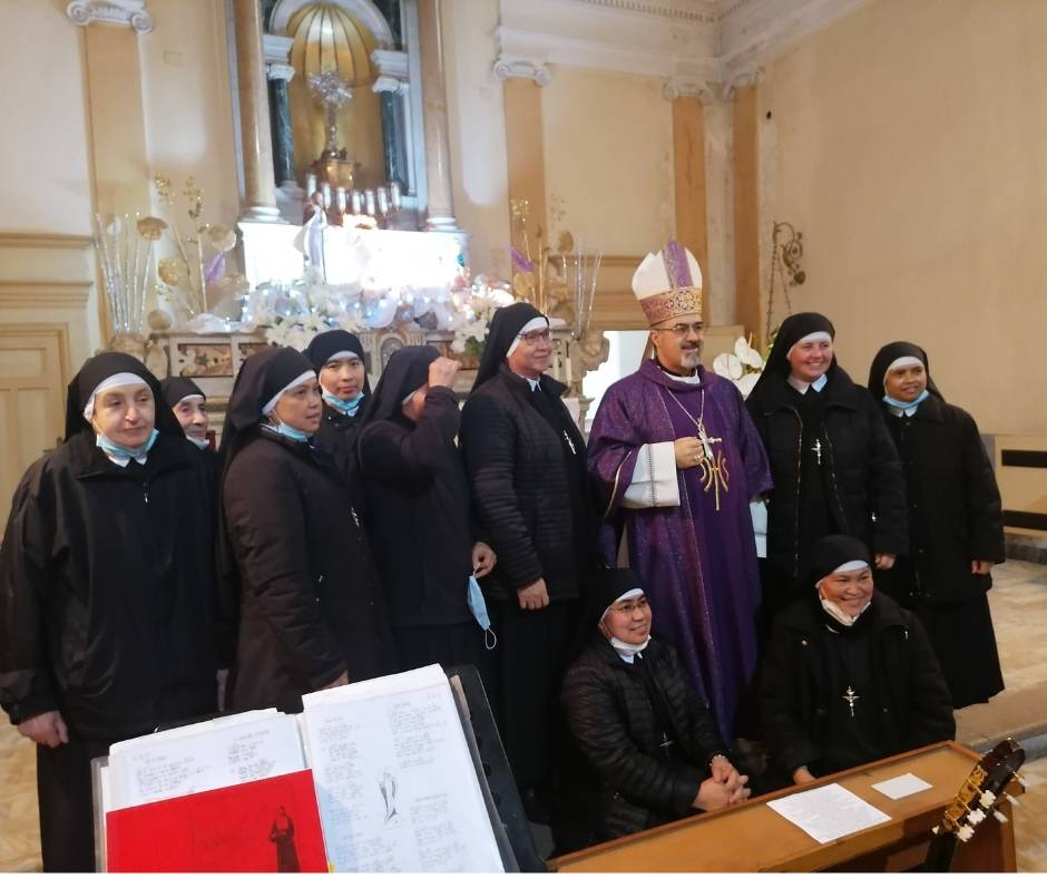 Mons. Massimiliano Palinuro in visita nella chiesa di Sant’Anna